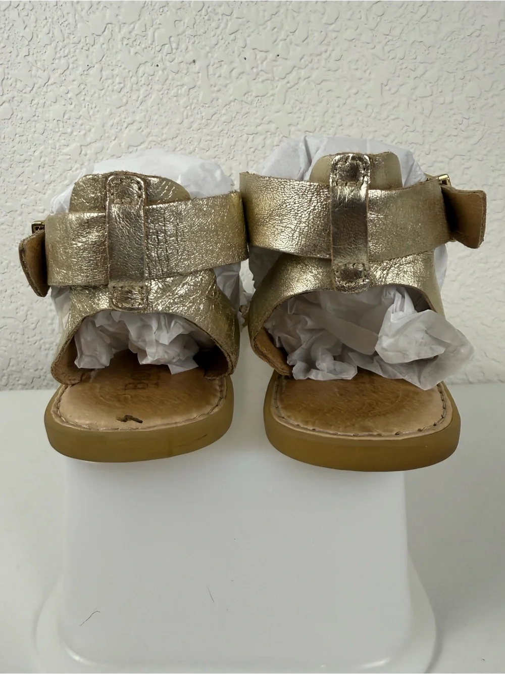 Born | F25510 | Metallic Gold Leather Crisscross Sandals | Ankle Strap | Size 7